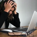cansado no computador