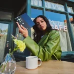 razr fold – lifestyle 14