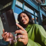 razr fold – lifestyle 15