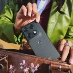 razr fold – lifestyle 16