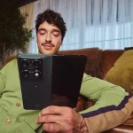 razr fold – lifestyle 18