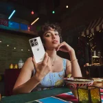 razr fold – lifestyle 23