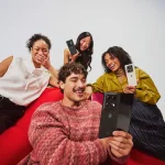 razr fold – lifestyle 28