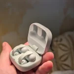 O auricular “encontra” facilmente a posição ideal na entrada do ouvido.