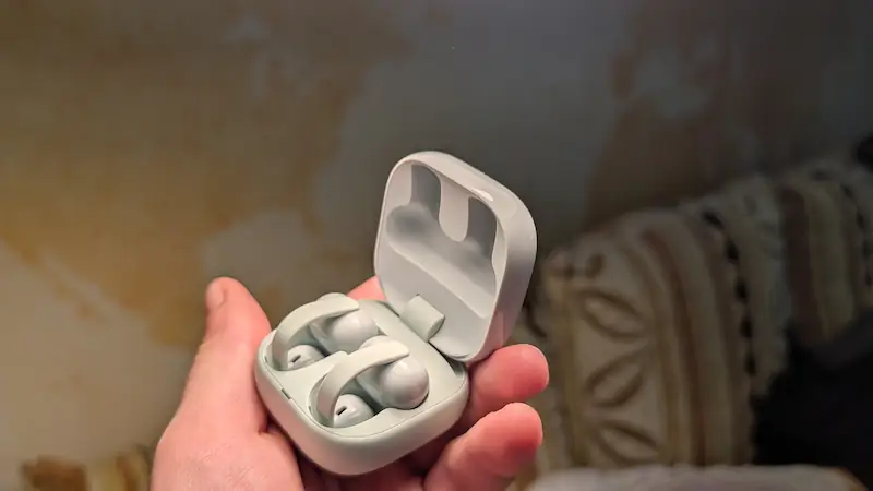 O auricular "encontra" facilmente a posição ideal na entrada do ouvido.