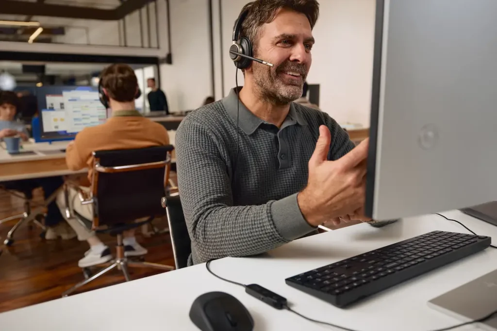 HP NearSense Android PC Google HP EliteBook X Flip G2i Next Gen AI PC_Lifestyle2 HP Poly Escritório Office Wi-Fi da Praia Hiscox