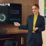 Logitech Spotlight 2 Advanced Presenter-Spotlight 2 LIFE Sand B2B presenting 01