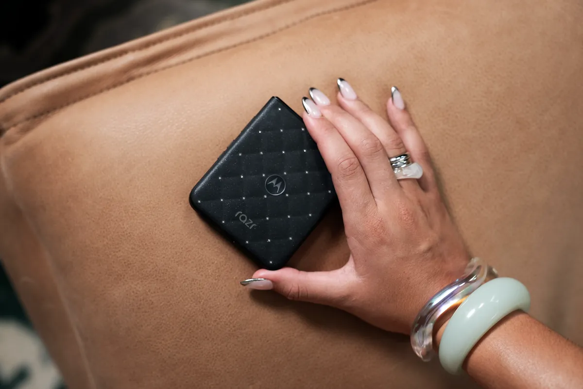 motorola razr 70 com Crystals by Swarovski
