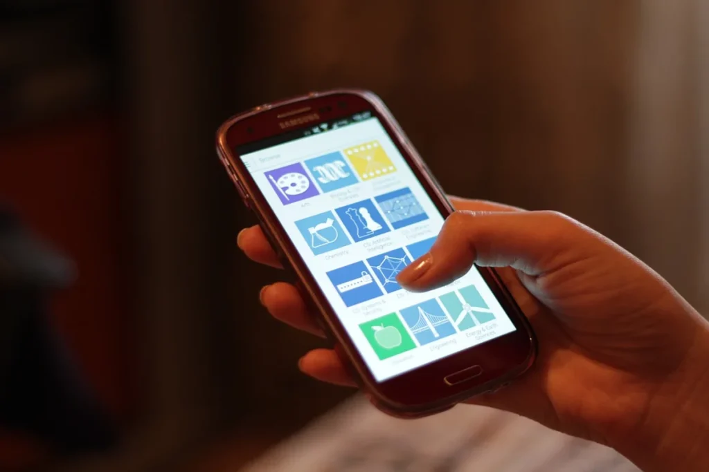 Mão a segurar um telemóvel Android, onde o Microsoft Authenticator vai guardar as cópias de segurança
