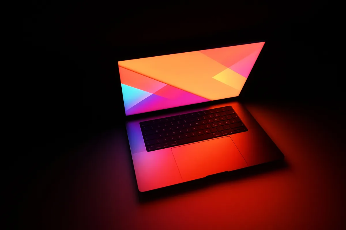 MacBook Pro aberto com o ecrã aceso, um design que se mantém no modelo com chip M6