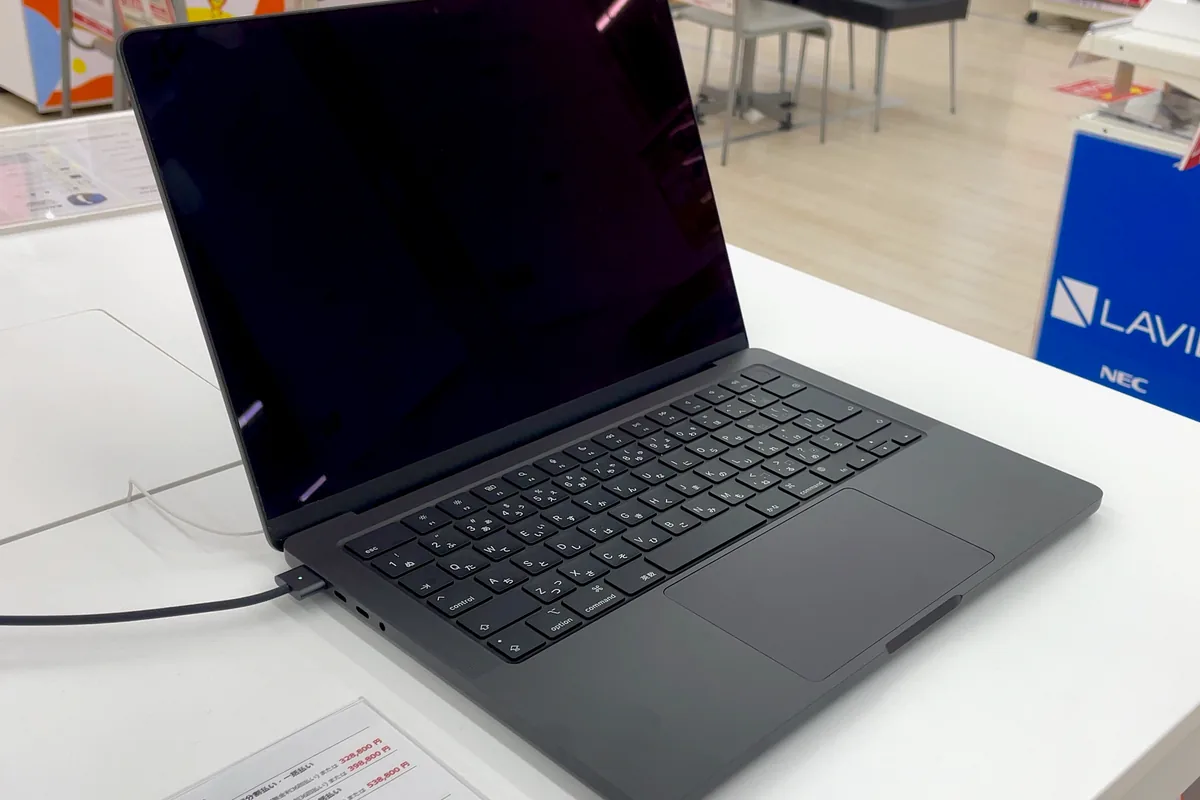 MacBook Pro aberto numa mesa de uma loja