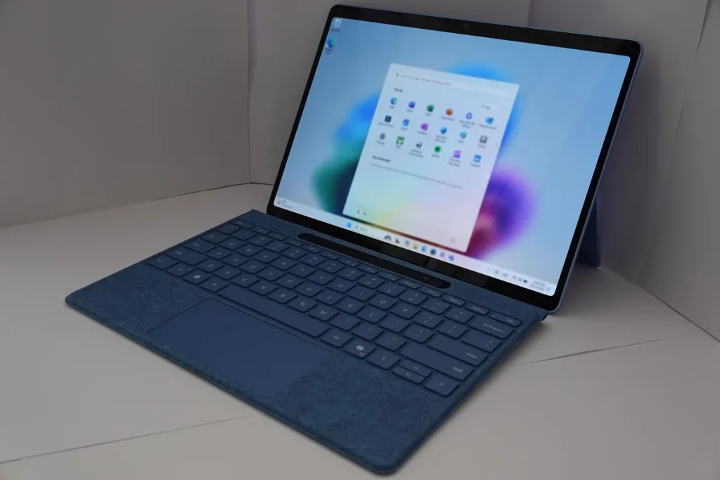 Portátil com Windows 11 aberto, com o ambiente de trabalho no ecrã