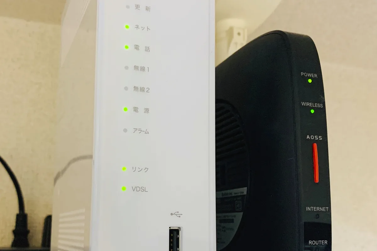 Router Wi-Fi domÃ©stico e equipamento de Internet pousados lado a lado