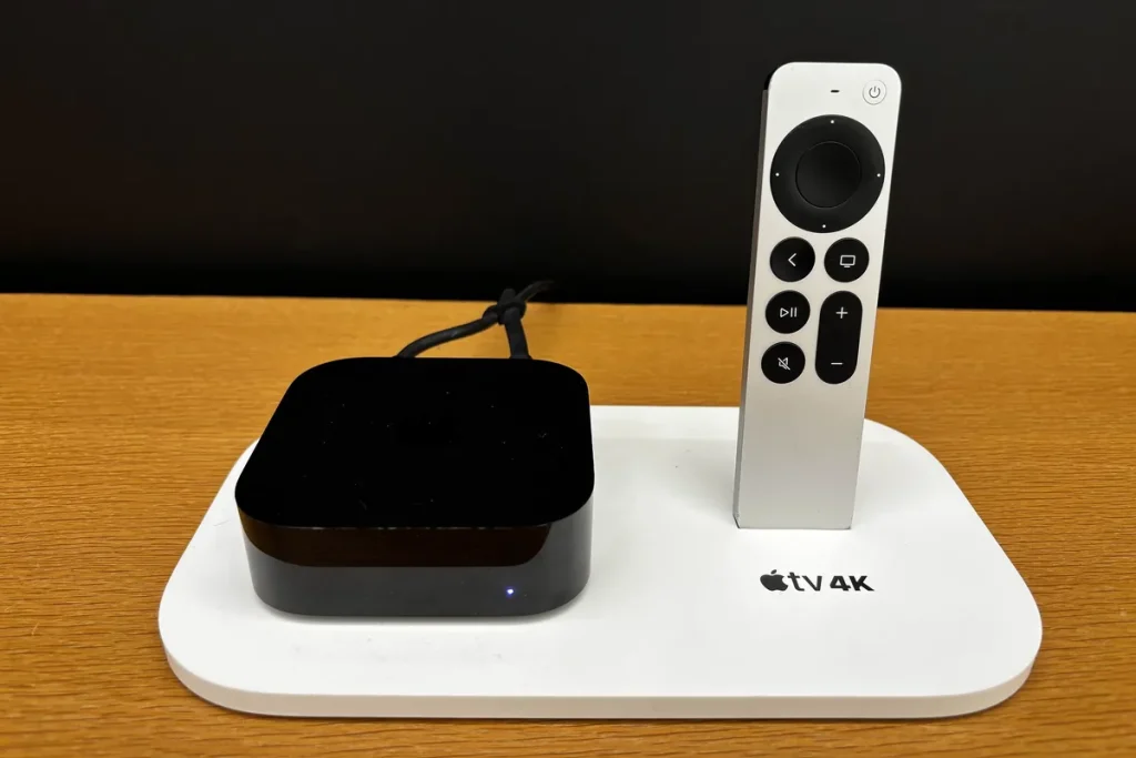 Apple TV 4K com o comando Siri Remote numa base branca