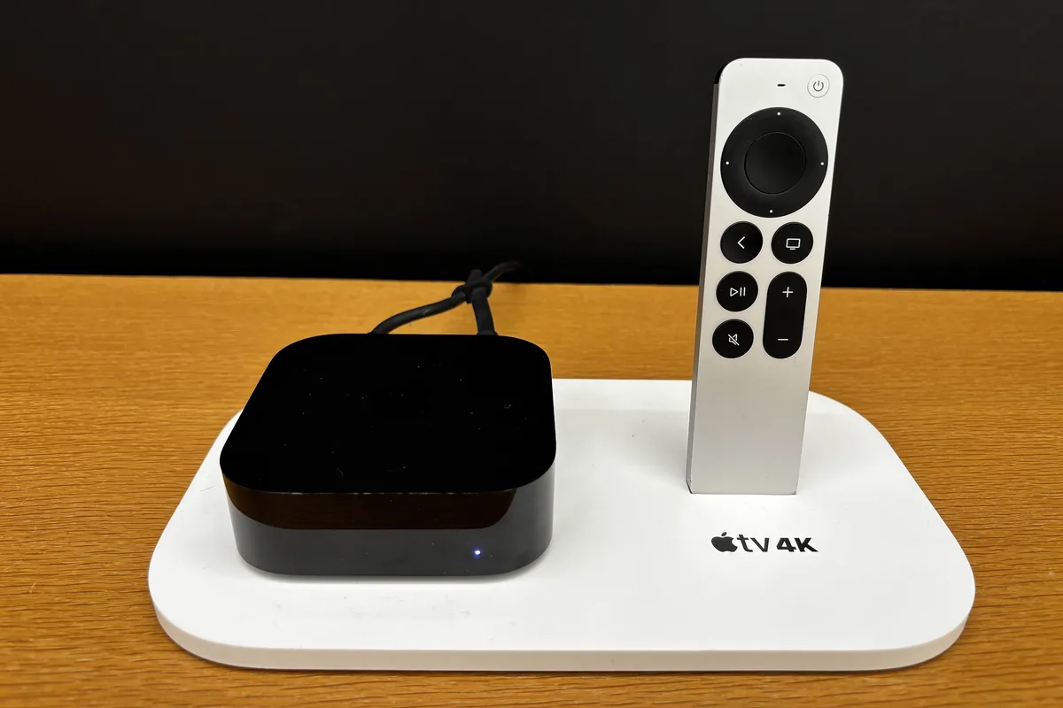 Apple TV 4K com o comando Siri Remote numa base branca