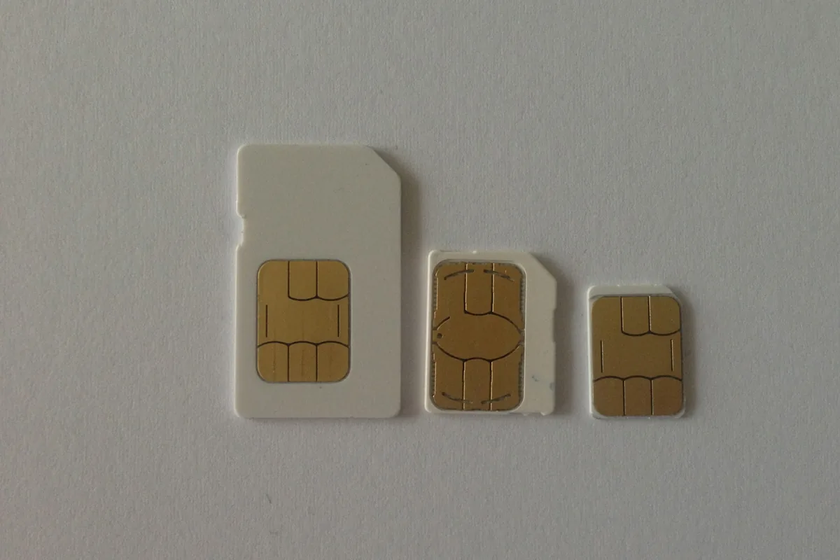 CartÃµes SIM em vÃ¡rios formatos, do mini ao nano, lado a lado
