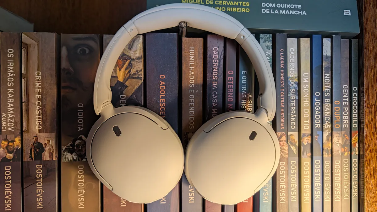 Durante o período de teste isto traduziu-se em sensivelmente uma semana de autonomia com algumas horas de uso na comuta para o trabalho, bem como ao final do dia, no sofá enquanto desfrutava de um livro. Sintetizando, métricas muito sólidas neste ponto.